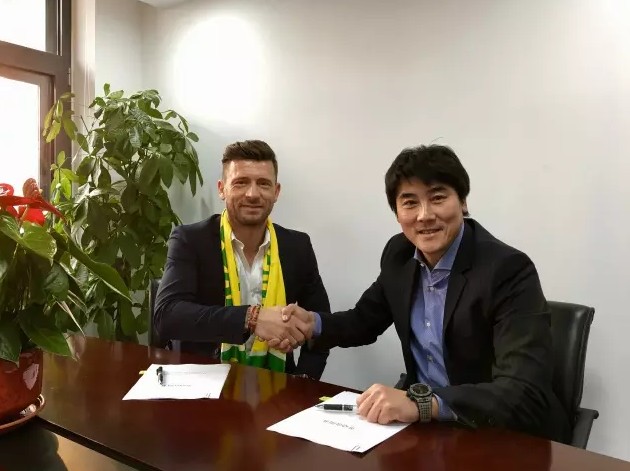 上半场加纳乔两失单刀，曼联暂时0-0战平西汉姆；下半场鲍文破门，梅努停球失误，库杜斯抢断后再下一城，最终曼联0-2西汉姆，近3轮联赛1平2负0进球，排名降至第8位。